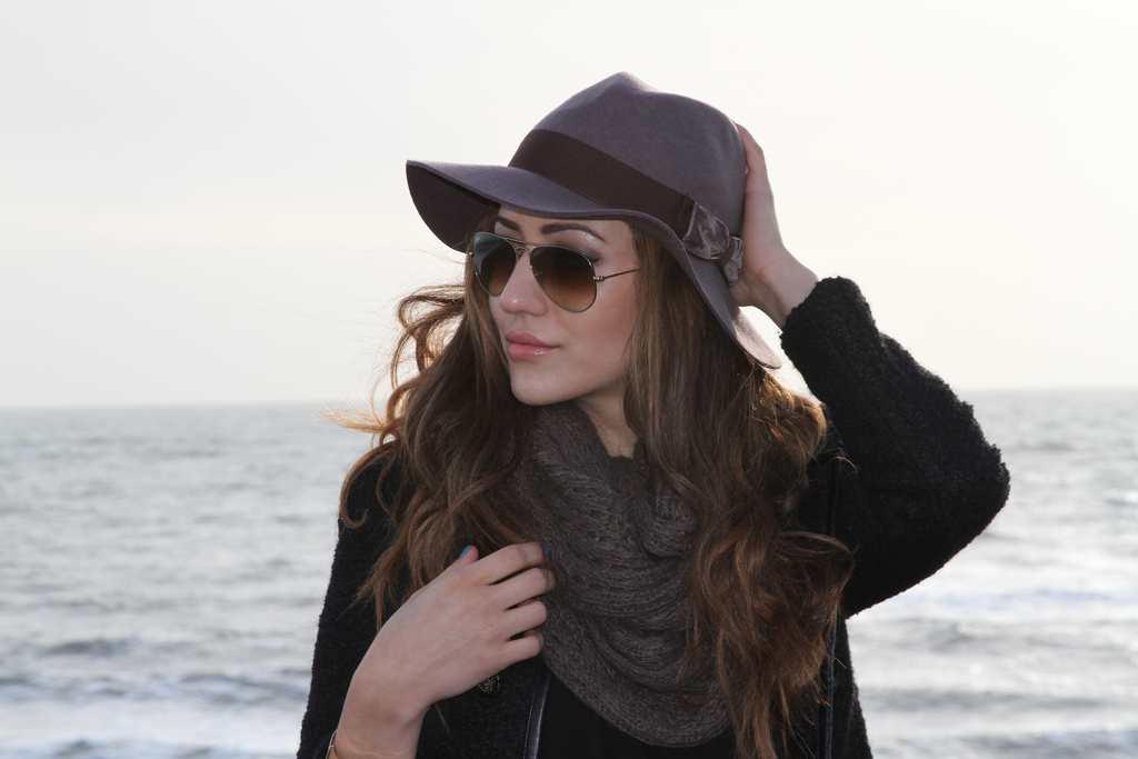 girl with hat and sunglasses
