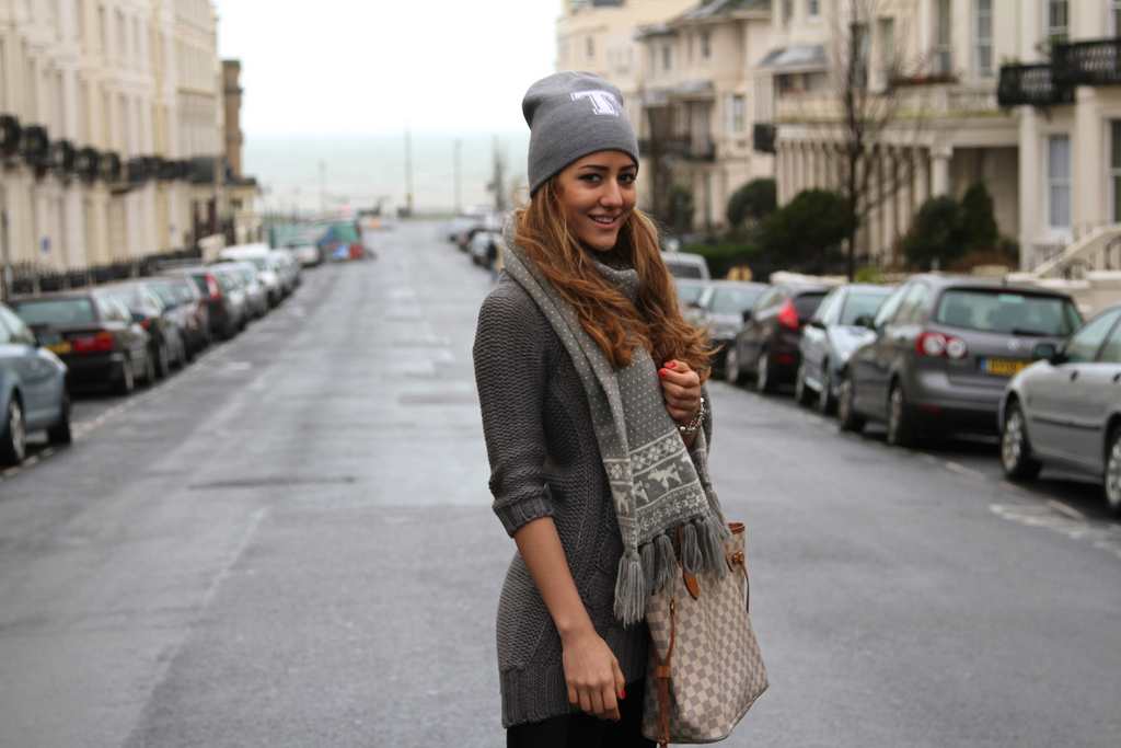 louis vuitton neverful bag, grey outfit