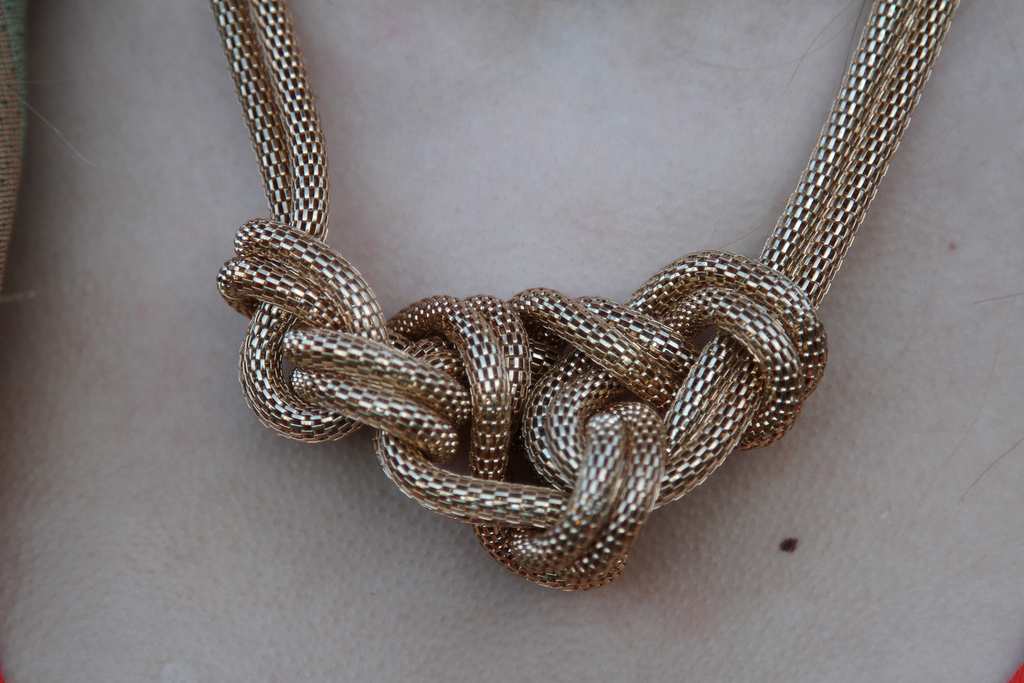 h and m necklace