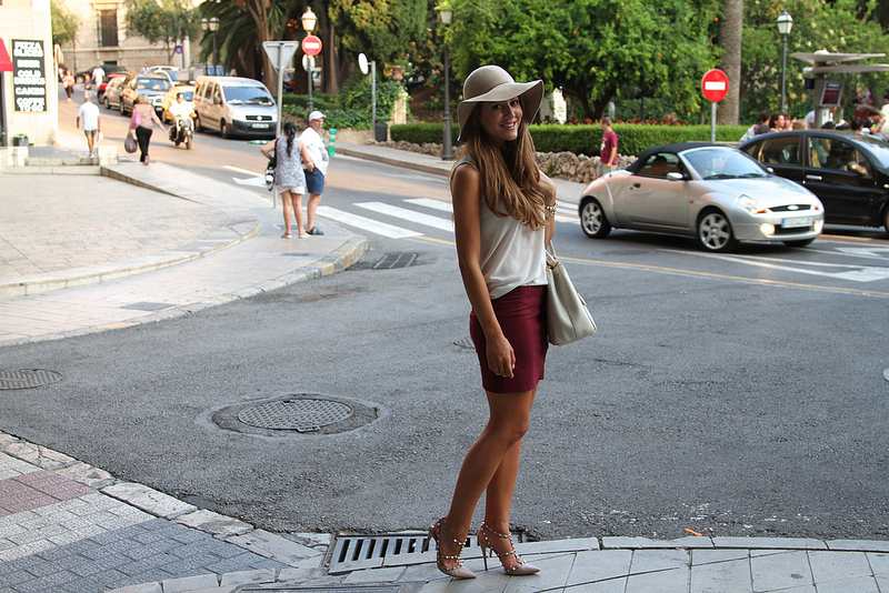 mallorca foord, streetstyle blog, personal style outfit, ootd, valentino shoes, prada saffiano tote, blogger, uk, mallorca, spain, burgundy skirt, white shirt, beige hat,