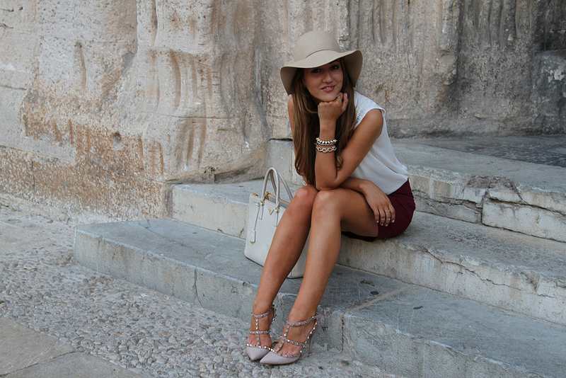 mallorca foord, streetstyle blog, personal style outfit, ootd, valentino shoes, prada saffiano tote, blogger, uk, mallorca, spain, burgundy skirt, white shirt, beige hat,