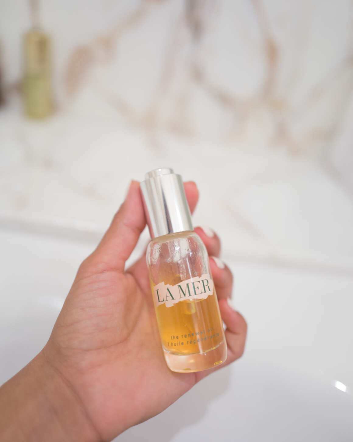 La Mer The Renewal Oil in hand shoot